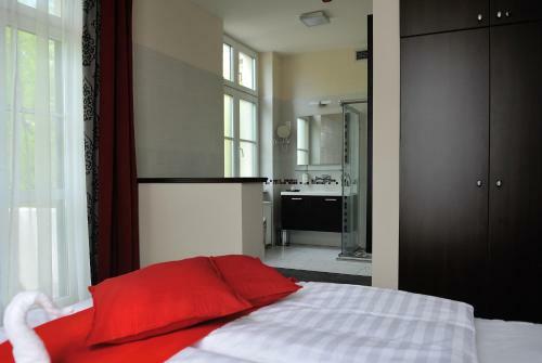 Corner Hotel & K�v�h�z
