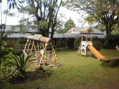 Hotel Lembah Safari Cisarua