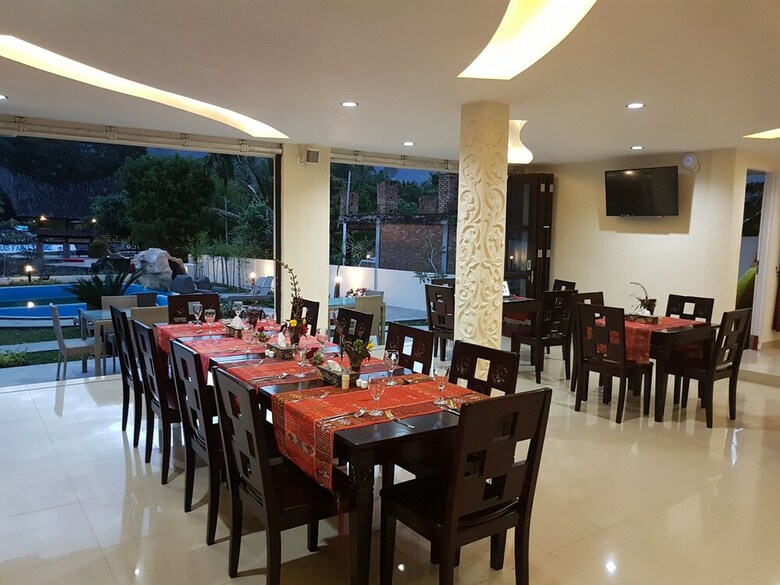Zo�?s Paradise Waterfront Hotel