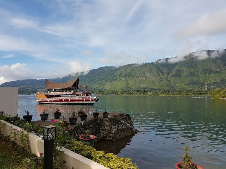 Zo�?s Paradise Waterfront Hotel