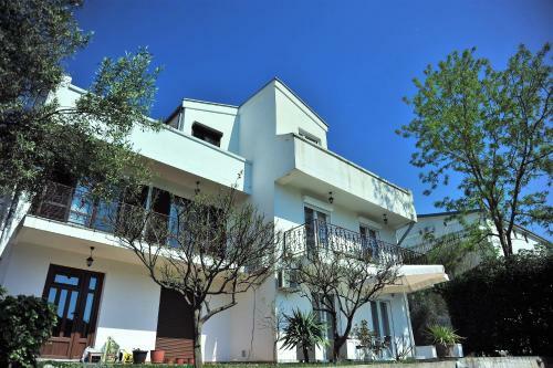 Grejm Family Apartments