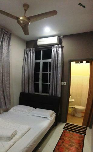 Hostal Anggun Beach Guest House