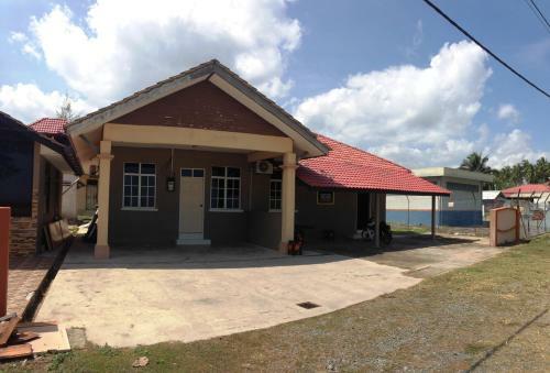 Hostal Anggun Beach Guest House