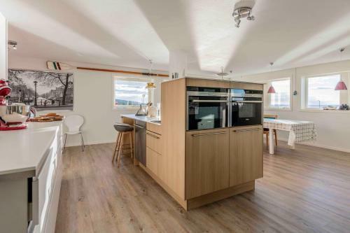 Spacious And Modern Apartment. �rland