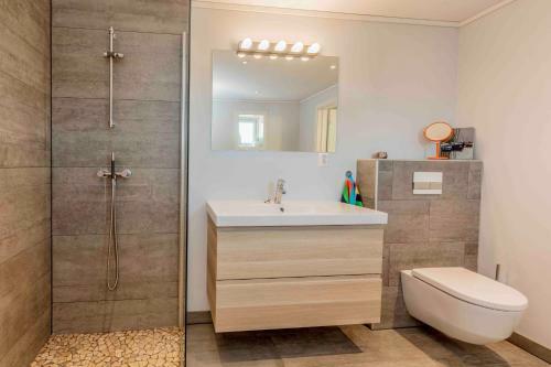 Spacious And Modern Apartment. �rland