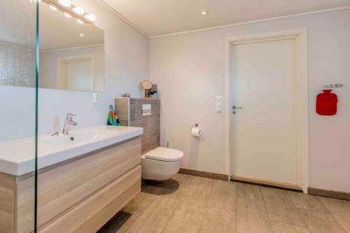 Spacious And Modern Apartment. �rland