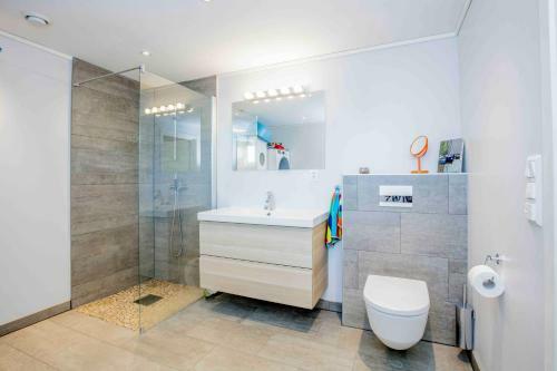 Spacious And Modern Apartment. �rland