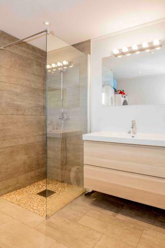 Spacious And Modern Apartment. �rland