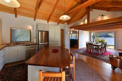Rotorua Lakes Luxury Lakeside Bed And Breakfast