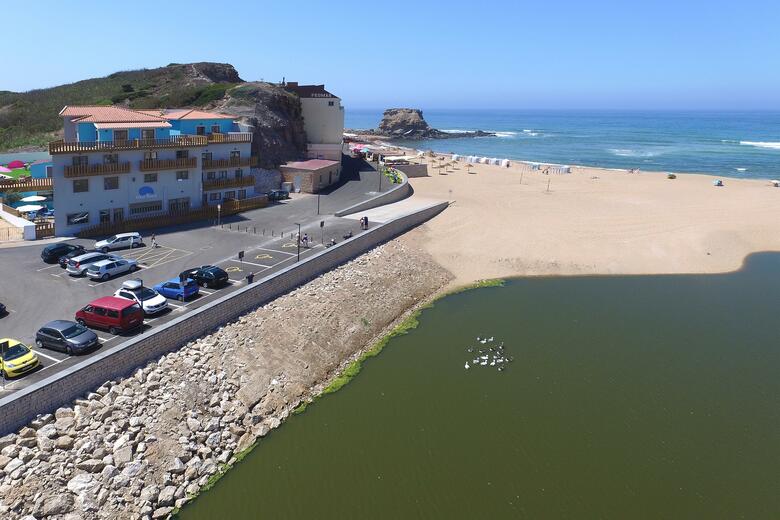 Hostal West Beach Hostel
