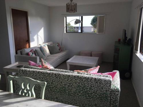 Sunny, Stylish & 2 Minutes From The Beach