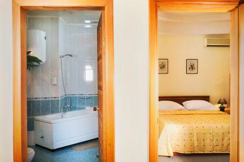 Hotel Equator Lite