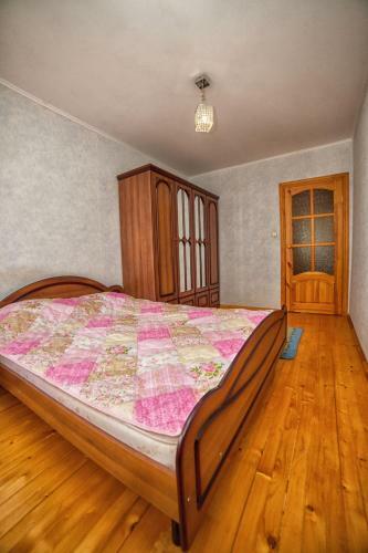 Apartamento 3-bedroom Studio On Nikolaeva 36a