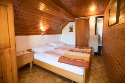 Hostal Apartments Pri Urhu