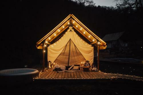 Chateau Ram?ak, Vineyard Glamping Resort