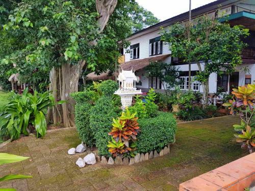Hostal Mut Mee Garden Guest House