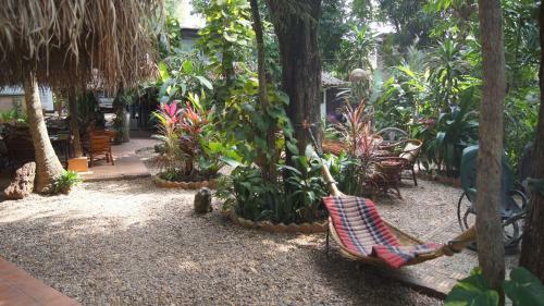 Hostal Mut Mee Garden Guest House