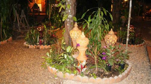 Hostal Mut Mee Garden Guest House