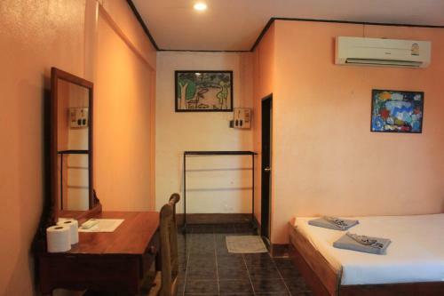 Hostal Baan Talay Guesthouse