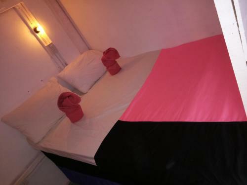 Wild & Wandering Backpacker Hostel & Bar