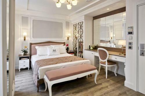 Mirrors Hotel