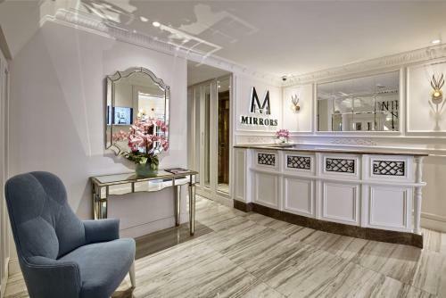 Mirrors Hotel