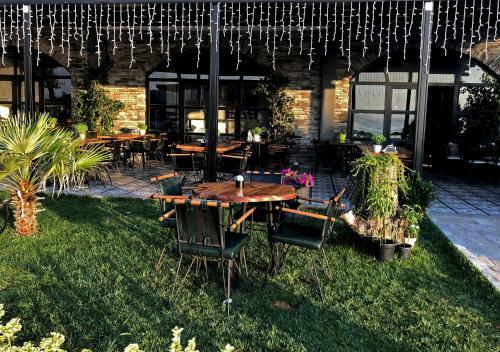 8 Rooms Boutique Hotel