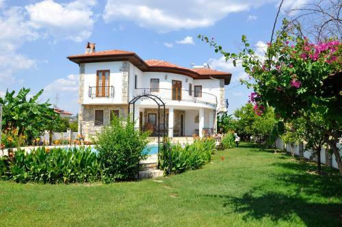 Villa Iris - 5 Bedroom Villa