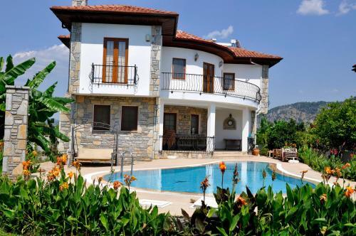 Villa Iris - 5 Bedroom Villa