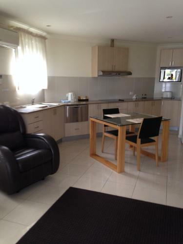 Francis Phillip Motor Inn And The Lodge