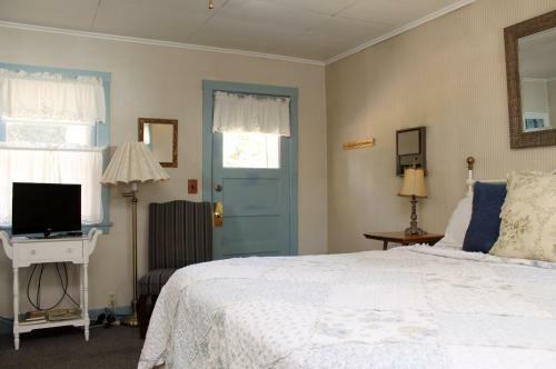 Piety Hill Cottages Motel And Bed And Breakfast