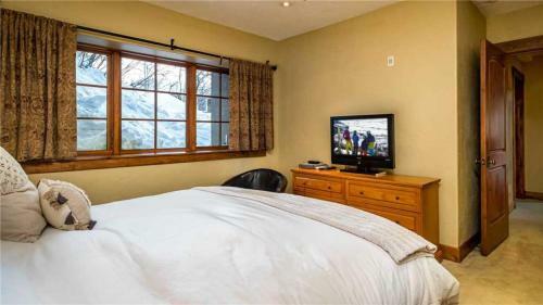 Brown Bear Chalet - 4br Luxury Mountain Home