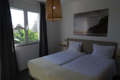 Albergue Madeira Surf Camp
