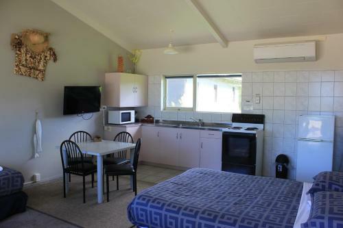 Jack & Di's Lakefront Motel