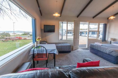 Jack & Di's Lakefront Motel