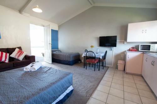 Jack & Di's Lakefront Motel