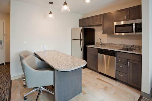 Grandstay Hotel & Suites