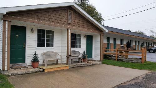 Motel Bear Cove Inn