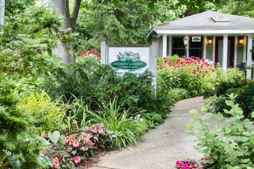 Bed & Breakfast Hidden Garden Cottages & Suites