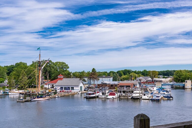 Hotel Old Harbor Inn