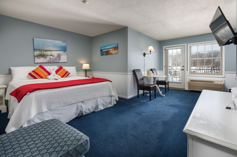 Hotel Old Harbor Inn