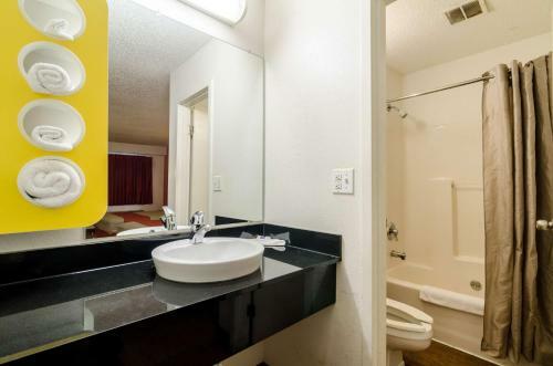 Hotel Motel 6 Warren