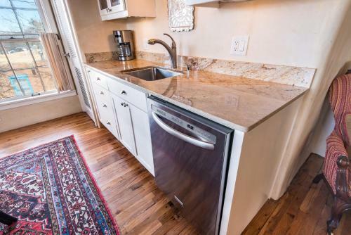 1 Bedroom - 5 Min. Walk To Canyon Rd. - El Caminito