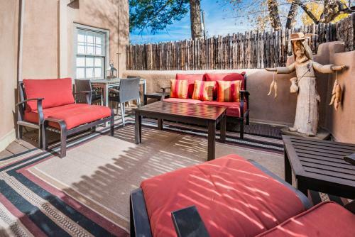 1 Bedroom - 5 Min. Walk To Canyon Rd. - El Caminito