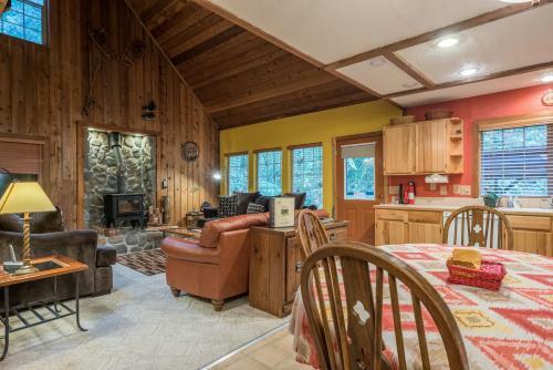 Henry Creek Cabin Two-bedroom Chalet