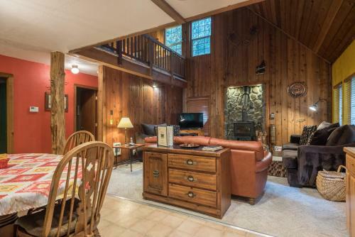 Henry Creek Cabin Two-bedroom Chalet