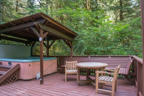 Henry Creek Cabin Two-bedroom Chalet
