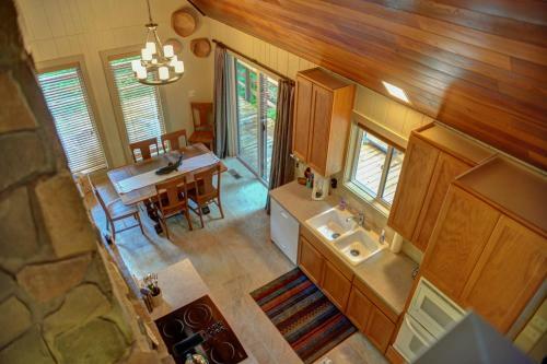 Zigzag Mountain Retreat Three-bedroom Chalet