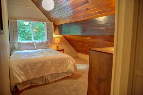Zigzag Mountain Retreat Three-bedroom Chalet