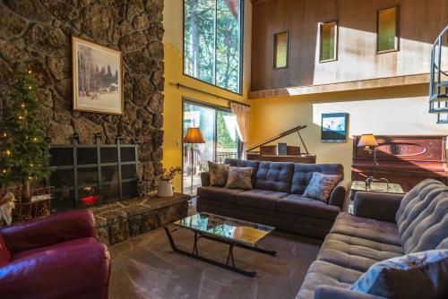 Lucky's Mountain Chalet Four-bedroom Chalet
